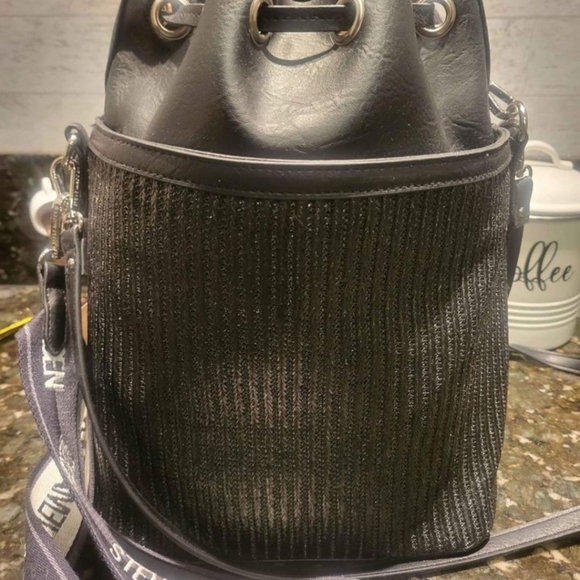 STEVE MADDEN BUCKET BAG WITH GUITAR STRAP. - Picture 3 of 7